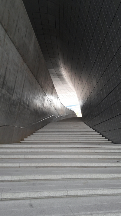 동대문 디자인 플라자 동굴계단