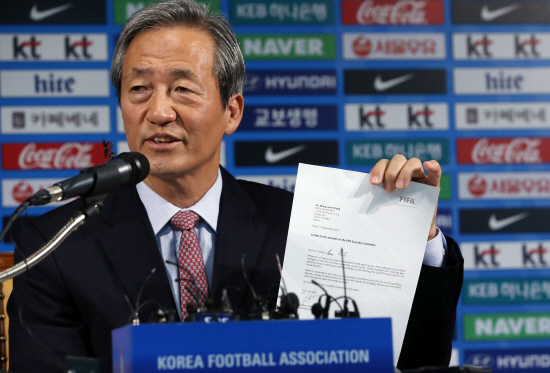 FIFA 서한 보여주는 정몽준 축구협회 명예회장