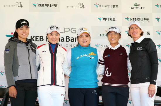 기념촬영하는 LPGA 하나은행 챔피언십 참가자들