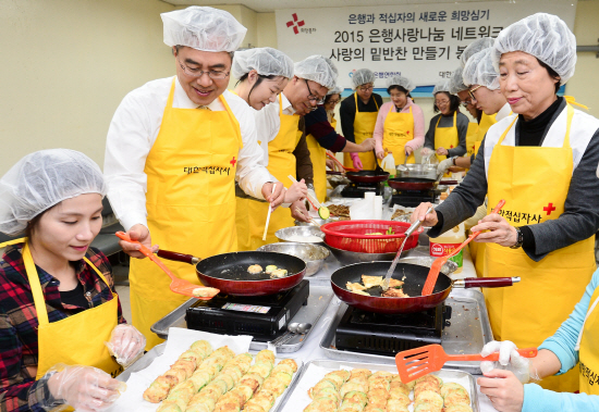 밑반찬 만들기 봉사활동하는 하영구 전국은행연합회장