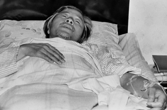 목숨 건 단식투쟁하는 김영삼