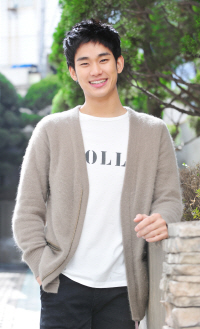 배우 김수현