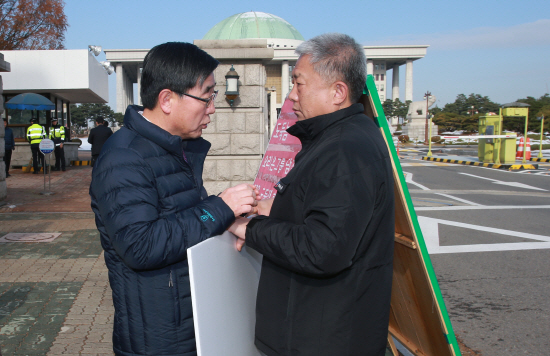 손은 맞잡았으나...냉랭한 장관과 위원장