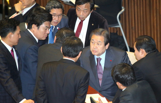 의원들과 이야기하는 김무성 대표