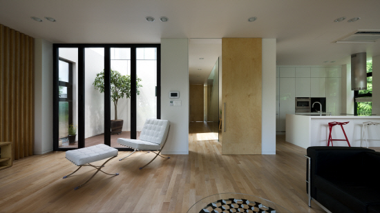 9. 부산S주택 - 거실과 주방(중정부분 접이문 닫힘)