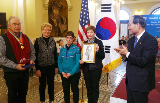 박승춘 보훈처장, 한국전 미군참전 용사 유가족에 메달 수여