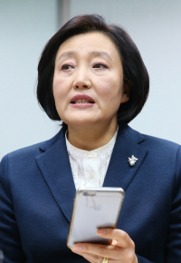 김종인 위원장과의 메시지 읽는 박영선 의원