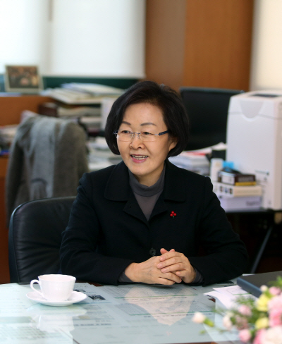 인터뷰하는 신연희 서울 강남구청장