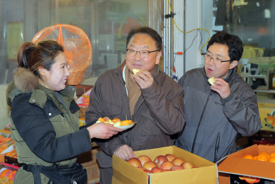 사과 맛 보는 유일호 부총리