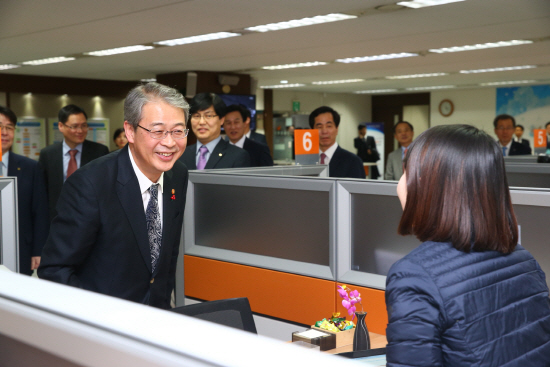 신용회복위원회 중앙지부 직원 격려하는 임종룡 금융위원장