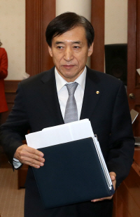 금통위 참석하는 이주열 한국은행 총재