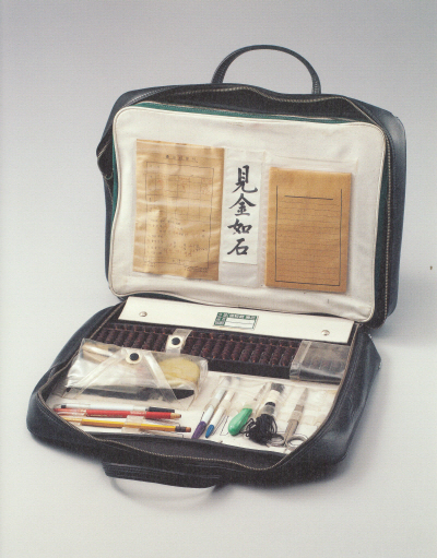 국세청 초기 세무조사 요원이 지닌 007 가방